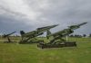 SUA autorizează Turcia să transfere M270 și ATACMS către Ucraina a group of military missiles sitting on top of a field