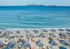 Amenzi de 350.000€ și 251 de plaje interzise în Grecia. Regula șezlongului beach lounge on seashore facing the sea