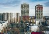Cartierele scumpe cresc prețurile; românii pierd acces la locuințe a view of some very tall buildings in a city