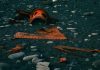 Cum ne apărăm litoralul în fața fragmentelor de drone care ajung la mal Rusty orange metal debris scattered on a dark pebble beach