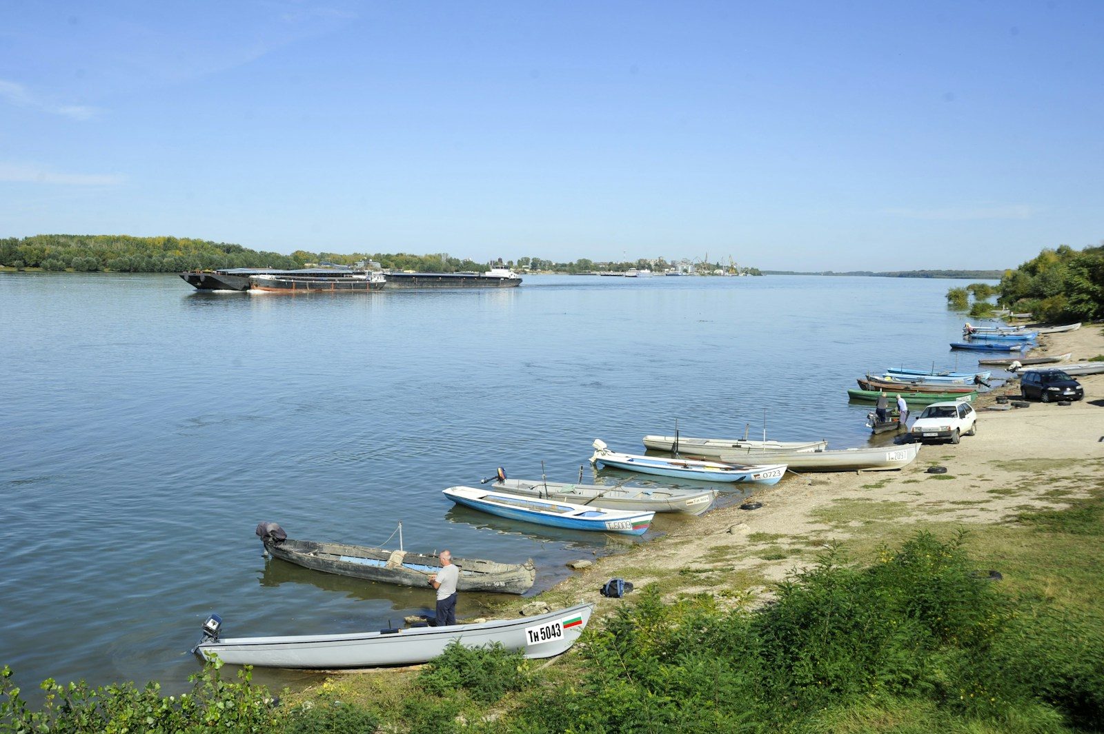 A group of boats sitting on top of a lake