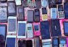 Generația Z alege tehnologia retro pentru control și intimitate A collection of various old mobile phones and devices
