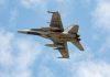 Dronă detectată la Dunăre declanșează F-18 și RO-Alert a fighter jet flying through a cloudy blue sky