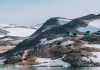 UE investește 200 de milioane de euro în Groenlanda pentru influență arctică a group of houses on a hill with McMurdo Station in the background