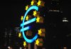 Acordul comercial UE-India promite beneficii majore pentru UE yellow red and blue lighted building
