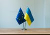 Implicațiile tranșei UE de 6,1 miliarde pentru apărarea Ucrainei European union and ukraine flags side by side