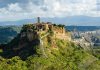 Civita di Bagnoregio se prăbușește și ce înseamnă asta pentru viitorul ei brown concrete building on top of mountain during daytime
